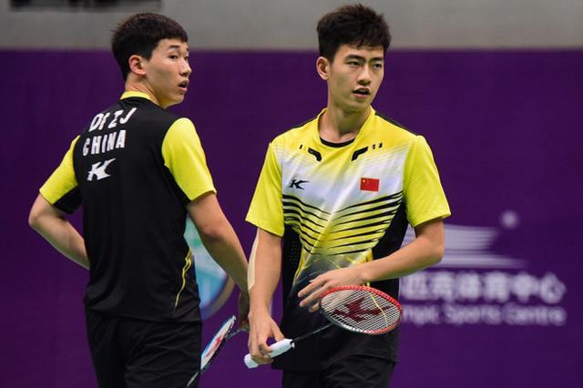 在边缘牌上 在边缘牌上